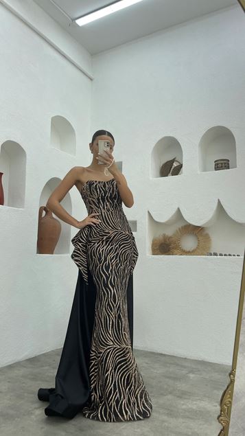 Vestido de noche de satén sin tirantes bordado negro