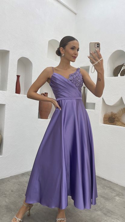 فستان سهرة من الساتان المطرز بحزام حبل أرجواني