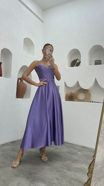 Fliederfarbenes, drapiertes, besticktes Satin-Abendkleid mit Seilträgern