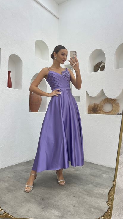 فستان سهرة من الساتان المطرز بحزام حبل أرجواني