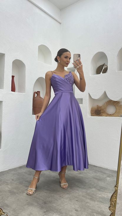 فستان سهرة من الساتان المطرز بحزام حبل أرجواني