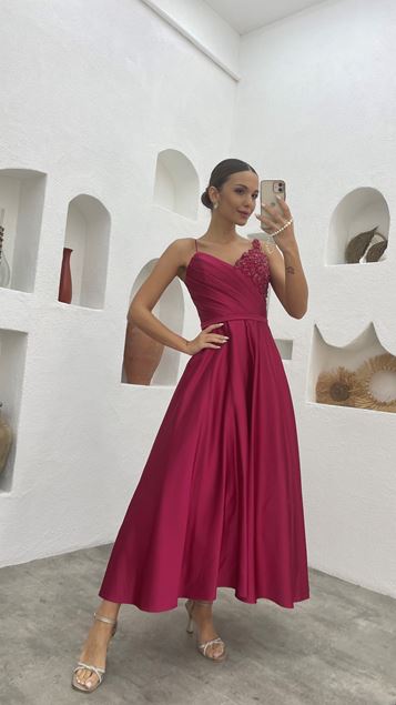Abendkleid aus pflaumenfarbenem, drapiertem, besticktem Satin mit Seilträgern