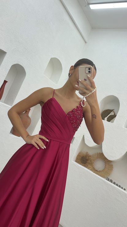 Robe de soirée en satin brodé drapée à bretelles en corde prune