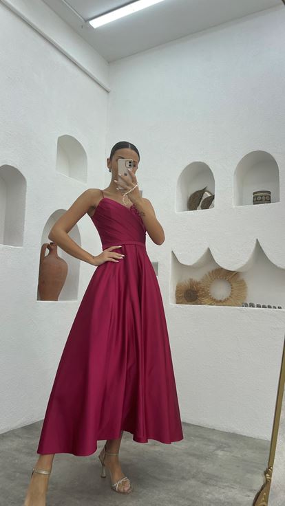 Robe de soirée en satin brodé drapée à bretelles en corde prune