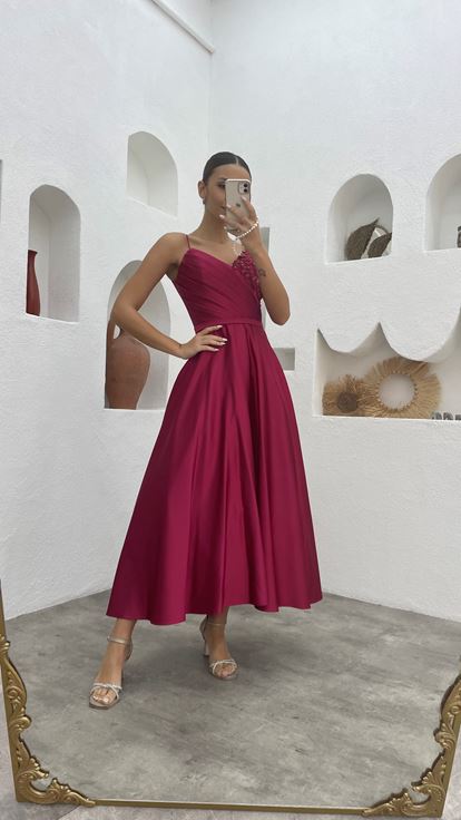 Robe de soirée en satin brodé drapée à bretelles en corde prune