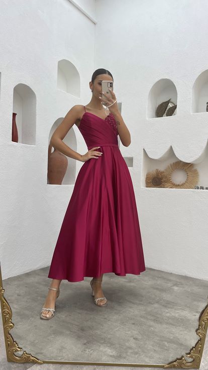 Robe de soirée en satin brodé drapée à bretelles en corde prune