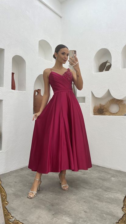 Robe de soirée en satin brodé drapée à bretelles en corde prune