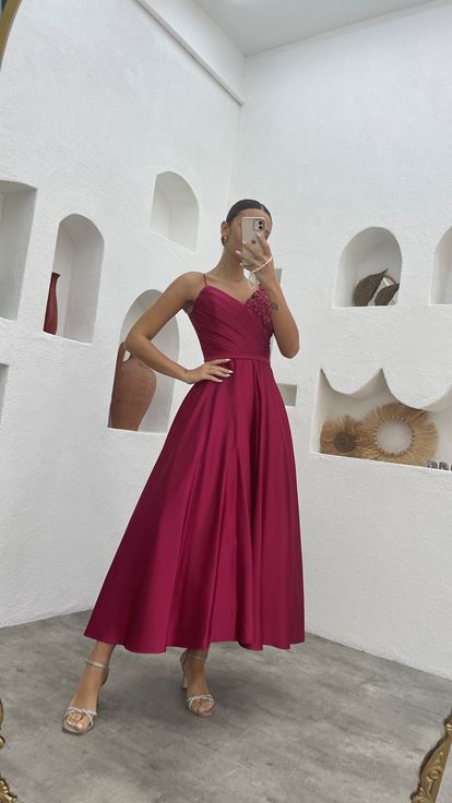 Robe de soirée en satin brodé drapée à bretelles en corde prune