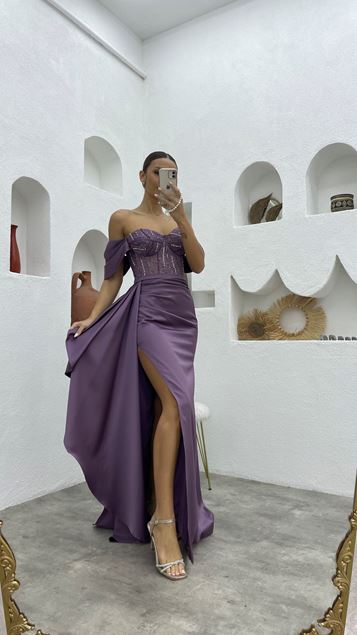 Fliederfarbenes, gerafftes Abendkleid aus Satin