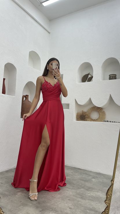 فستان سهرة من الساتان بحزام حبل أحمر مطرز