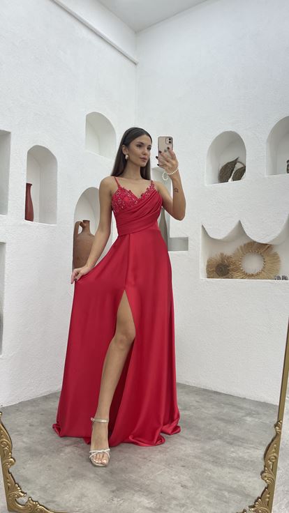 فستان سهرة من الساتان بحزام حبل أحمر مطرز