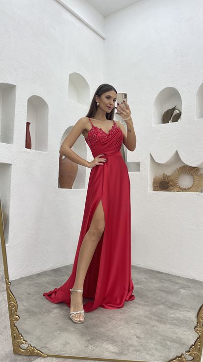 فستان سهرة من الساتان بحزام حبل أحمر مطرز