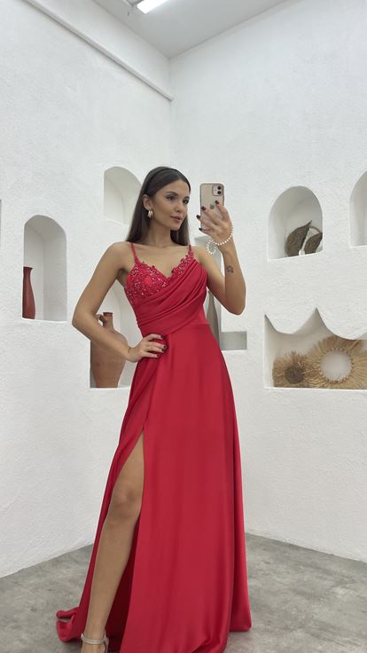 فستان سهرة من الساتان بحزام حبل أحمر مطرز