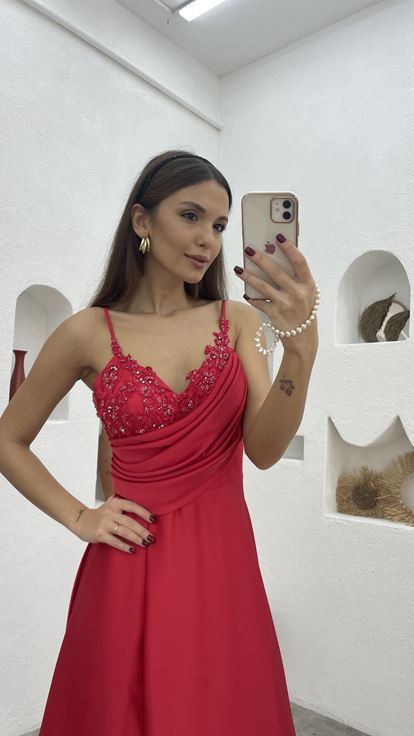 فستان سهرة من الساتان بحزام حبل أحمر مطرز