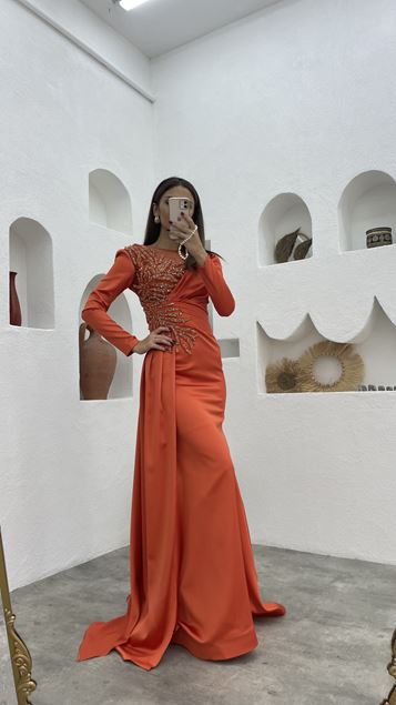 Abito da sera in raso drappeggiato ricamato con piastrelle