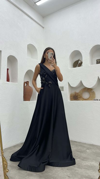 Siyah İp Askılı İşlemeli Saten Abiye Elbise