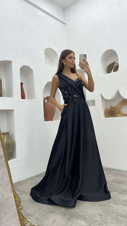 Siyah İp Askılı İşlemeli Saten Abiye Elbise