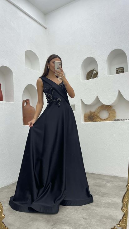 Siyah İp Askılı İşlemeli Saten Abiye Elbise