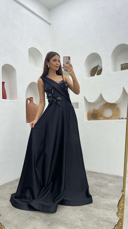 Siyah İp Askılı İşlemeli Saten Abiye Elbise