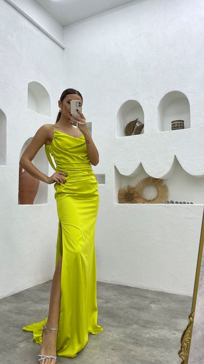 Sarı Zincir Askılı Büzgülü Saten Abiye Elbise