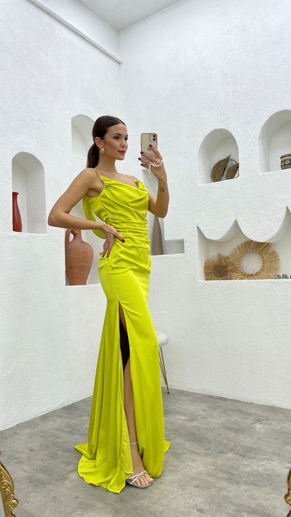 Sarı Zincir Askılı Büzgülü Saten Abiye Elbise