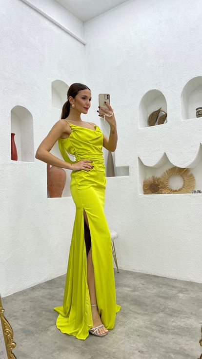 Sarı Zincir Askılı Büzgülü Saten Abiye Elbise