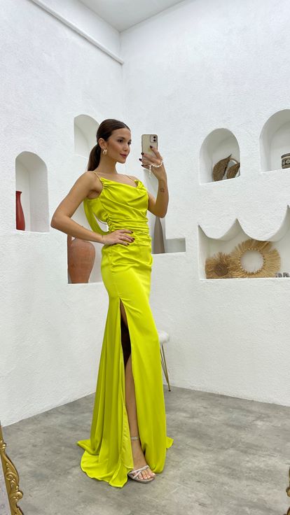 Sarı Zincir Askılı Büzgülü Saten Abiye Elbise