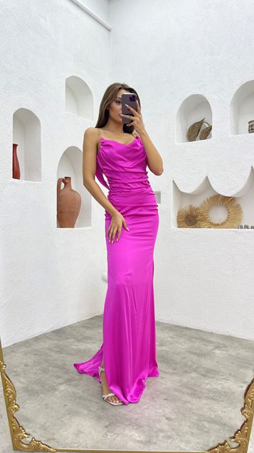 Vestido de noche de satén con cordón de correa de cadena fucsia