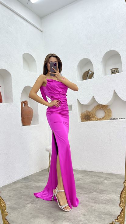 Fuşya Zincir Askılı Büzgülü Saten Abiye Elbise