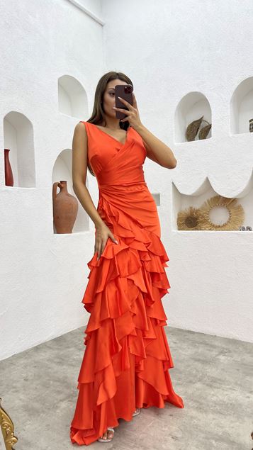 Abito da sera a balze drappeggiato arancione