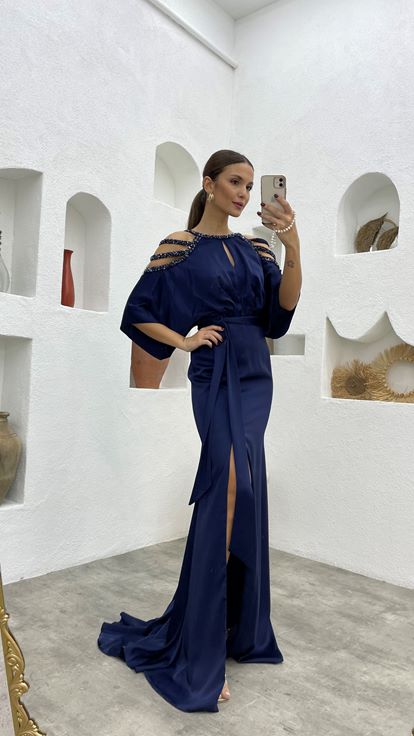 فستان سهرة مطرز باللون الكحلي