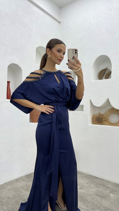 فستان سهرة مطرز باللون الكحلي