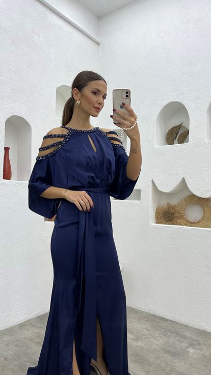 فستان سهرة مطرز باللون الكحلي