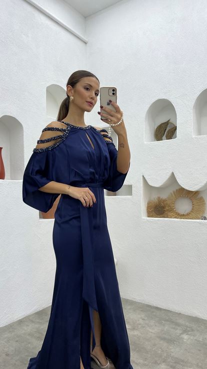 فستان سهرة مطرز باللون الكحلي