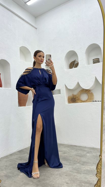 فستان سهرة مطرز باللون الكحلي