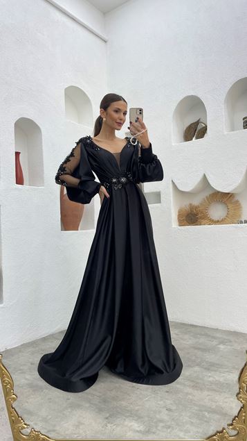 Abito da sera in raso con motivo ricamato nero