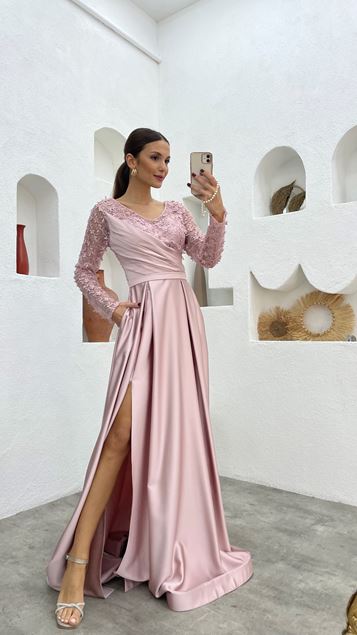 Abendkleid aus drapiertem Satin mit Puderstickerei