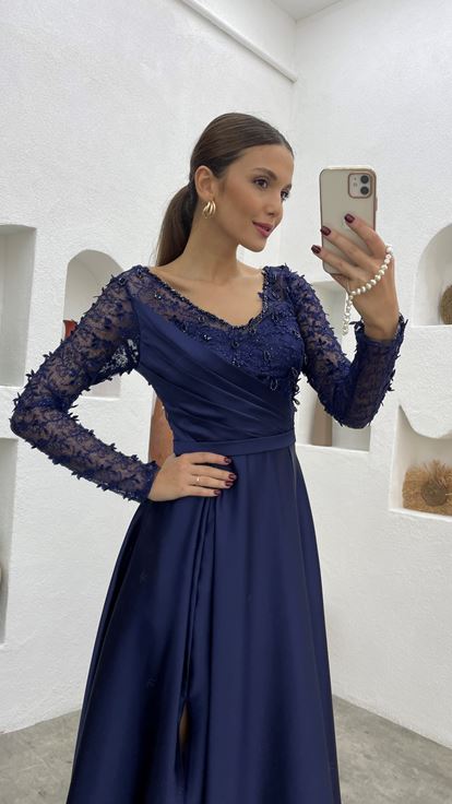 Robe de soirée en satin drapé brodé bleu marine