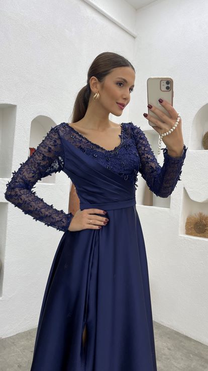 Robe de soirée en satin drapé brodé bleu marine