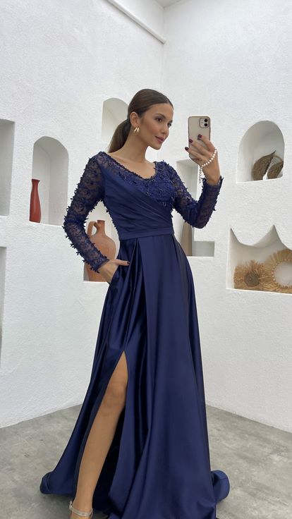 Robe de soirée en satin drapé brodé bleu marine
