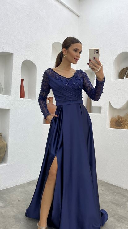 Robe de soirée en satin drapé brodé bleu marine