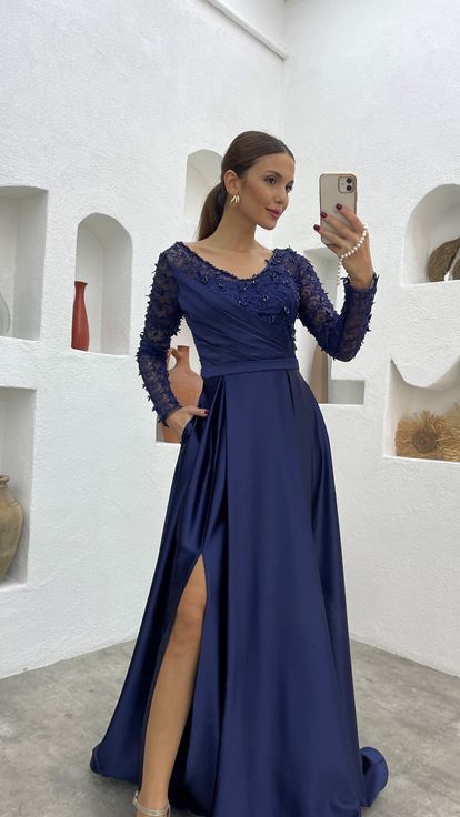 Robe de soirée en satin drapé brodé bleu marine