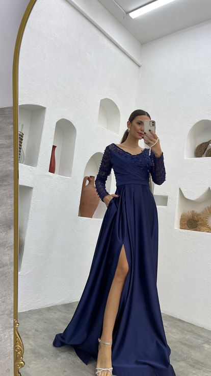 Robe de soirée en satin drapé brodé bleu marine