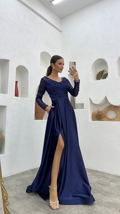 Robe de soirée en satin drapé brodé bleu marine