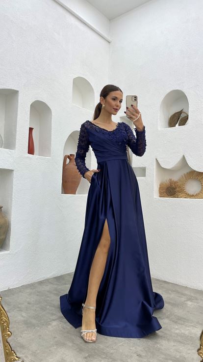 Robe de soirée en satin drapé brodé bleu marine