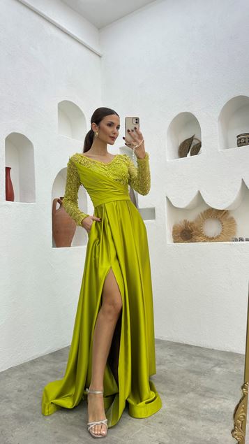 Gelbes, besticktes, drapiertes Satin-Abendkleid