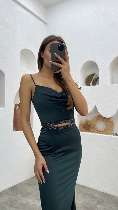 Zümrüt İp Askılı Beli Motifli Saten Abiye Elbise