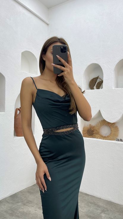 Zümrüt İp Askılı Beli Motifli Saten Abiye Elbise
