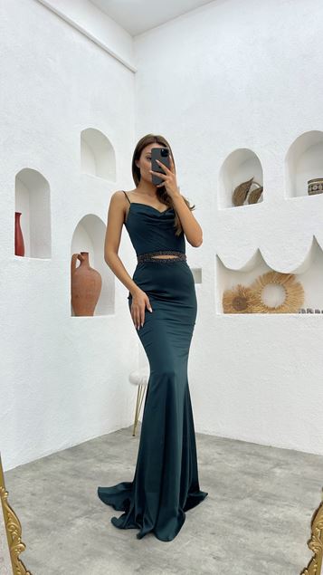 Abito da sera in raso con cinturino in corda smeraldo con motivo in vita