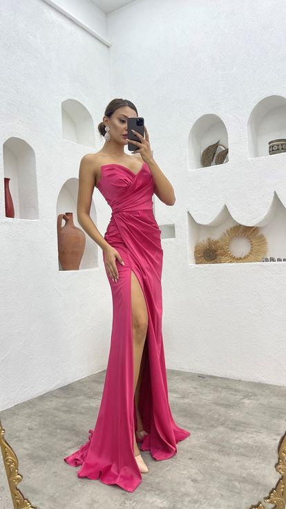 فستان سهرة وردي بدون حمالات من الساتان المكشكش